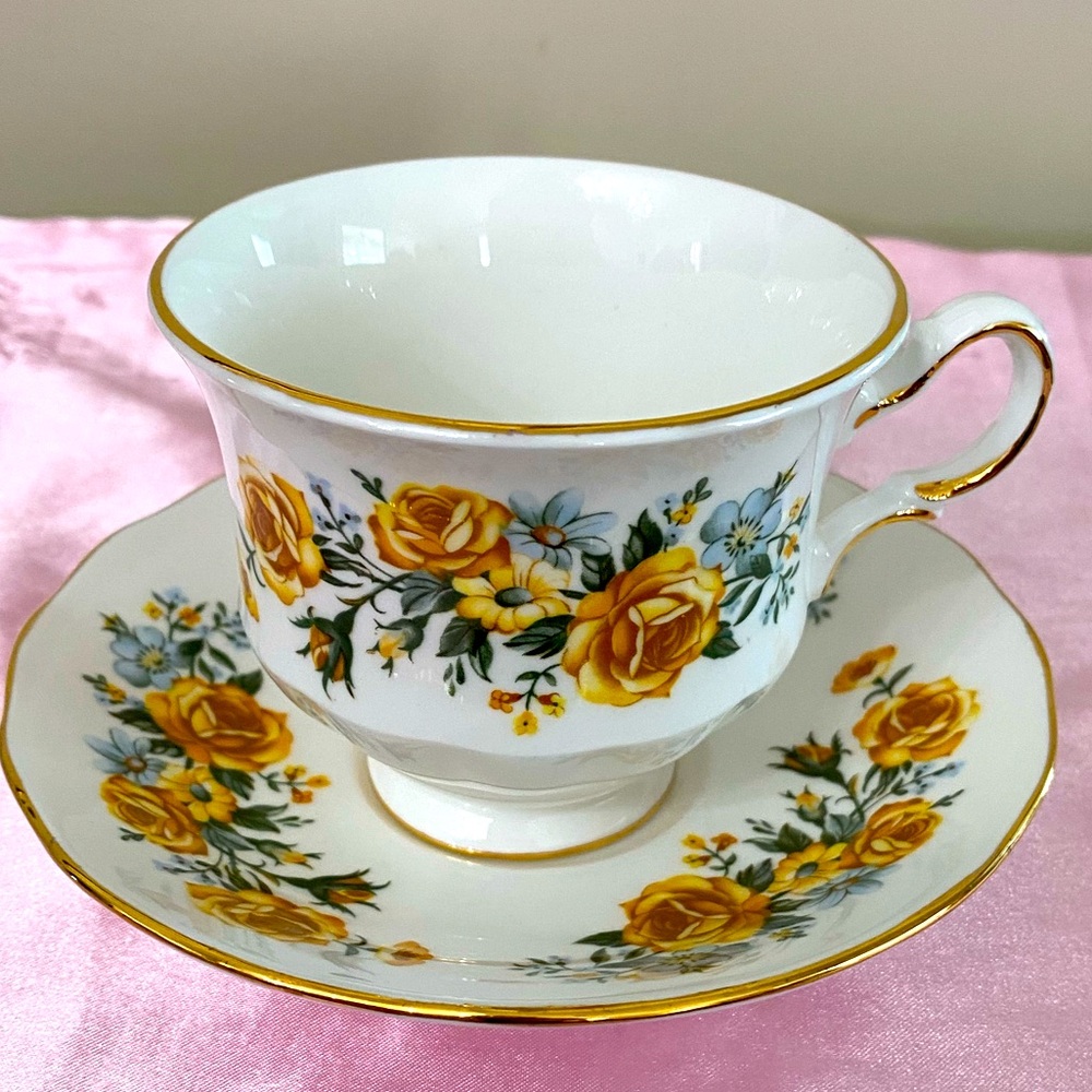 EUC VTG ROYAL VALE BONE CHINA TEACUP AND SAUCER WITH YELLOW ROSES